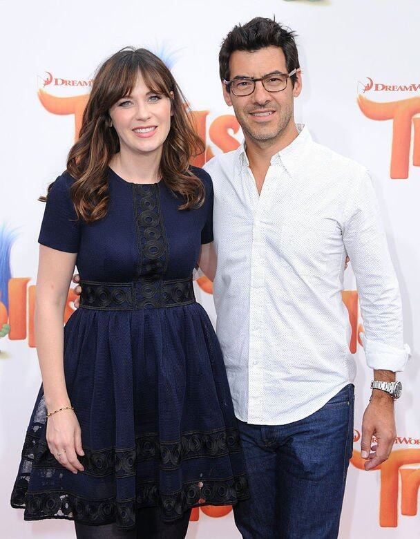 Zooey Deschanel愛上Ben Gibbard並非沒緣故,話說Zooe除了演戲,還是唱作歌手,懂得演奏多種 Zooey Deschanel愛上Ben Gibbard並非沒緣故,話說Zooe除了演戲,還是唱作歌手,懂得演奏多種