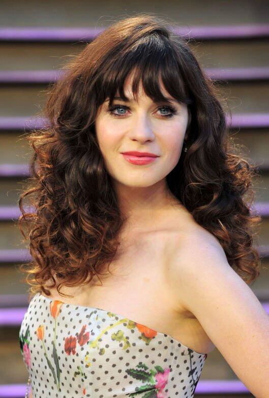 除了約會,Zooey Deschanel在這段日子也有工作,還在2014年的夏天,在喜劇電影Rock the Kasbath 除了約會,Zooey Deschanel在這段日子也有工作,還在2014年的夏天,在喜劇電影Rock the Kasbath
