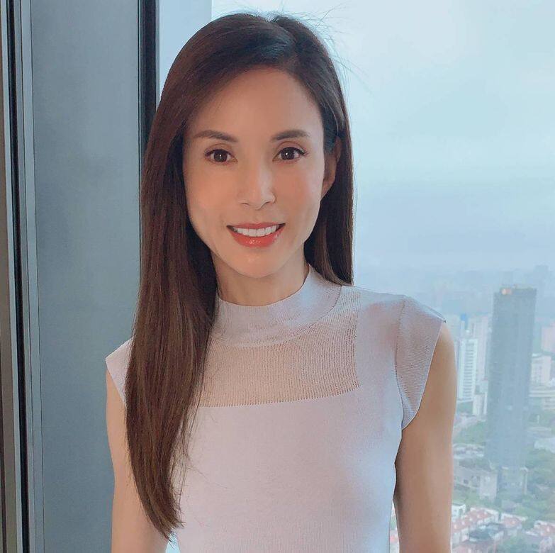 李若彤在預科時放棄學業,於1986年加入國泰成為空中服務員,其後獲星探 李若彤在預科時放棄學業,於1986年加入國泰成為空中服務員,其後獲星探