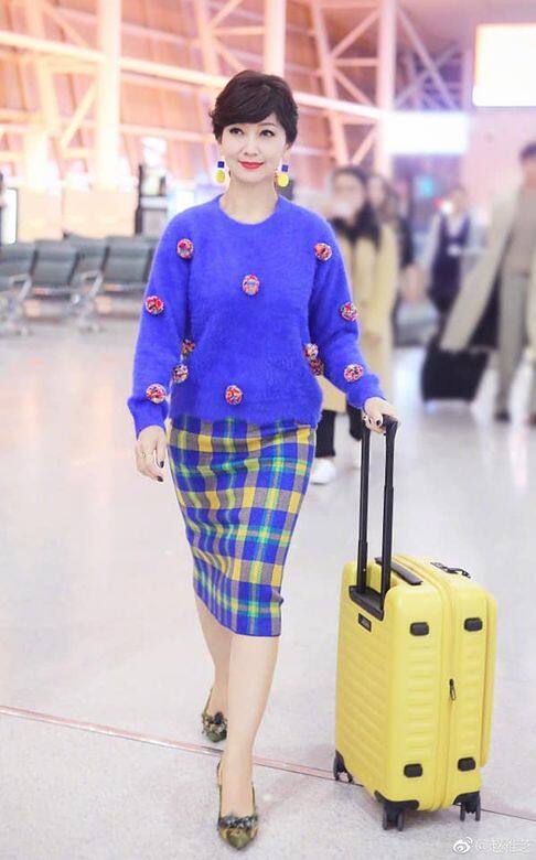 趙雅芝在中學畢業後投考日航投身空中服務界,成為空姐兩年後,她參加 趙雅芝在中學畢業後投考日航投身空中服務界,成為空姐兩年後,她參加