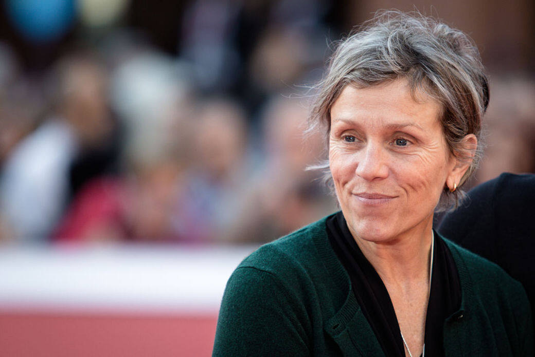 爆粗食大麻的耶魯高材生!《浪跡天地》Frances McDormand 由孤兒蛻變成火爆影后的傳奇故事 爆粗食大麻的耶魯高材生!《浪跡天地》Frances McDormand 由孤兒蛻變成火爆影后的傳奇故事