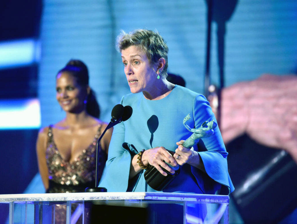 爆粗食大麻的耶魯高材生!《浪跡天地》Frances McDormand 由孤兒蛻變成火爆影后的傳奇故事 爆粗食大麻的耶魯高材生!《浪跡天地》Frances McDormand 由孤兒蛻變成火爆影后的傳奇故事