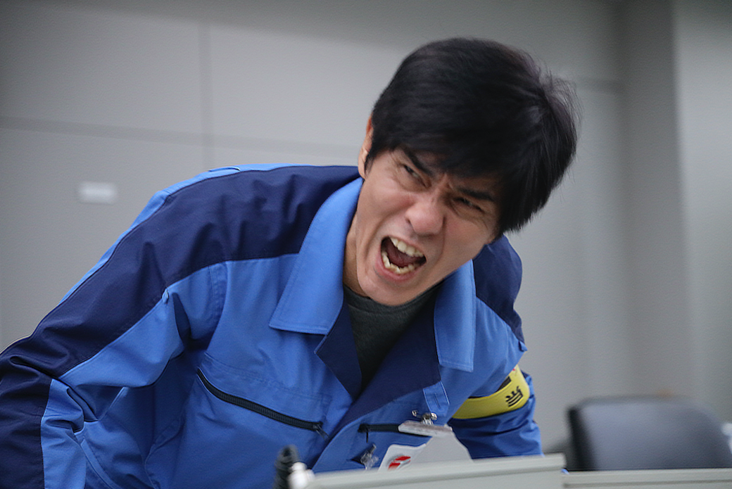 電影中佐藤浩市飾演的核電廠小組組長,不但堅持留守服務多年的1號 電影中佐藤浩市飾演的核電廠小組組長,不但堅持留守服務多年的1號