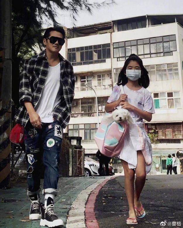 當年臉圓圓肥嘟嘟的Grace,轉眼間已經十歲了,近日曹格在微博發布了父女 當年臉圓圓肥嘟嘟的Grace,轉眼間已經十歲了,近日曹格在微博發布了父女