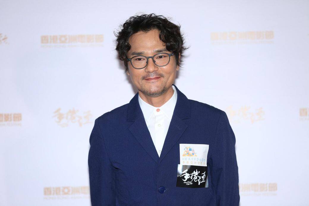 說香港電影青黃不接的,不完全正確。作為演藝人協會的副會長,林家棟默默在籌備著頒獎禮和各大專院校的講座,望的是讓新一代能充滿動力和信心地為這一行帶來新元素。秉持著“拍電影必須有角度”的宗旨,林家棟拍每部電影都明白想做什麼,帶給觀眾的又是什麼。同樣的道理,他亦很清楚自己在行業裡的定位和使命,並有目共睹地努力著。 說香港電影青黃不接的,不完全正確。作為演藝人協會的副會長,林家棟默默在籌備著頒獎禮和各大專院校的講座,望的是讓新一代能充滿動力和信心地為這一行帶來新元素。秉持著“拍電影必須有角度”的宗旨,林家棟拍每部電影都明白想做什麼,帶給觀眾的又是什麼。同樣的道理,他亦很清楚自己在行業裡的定位和使命,並有目共睹地努力著。