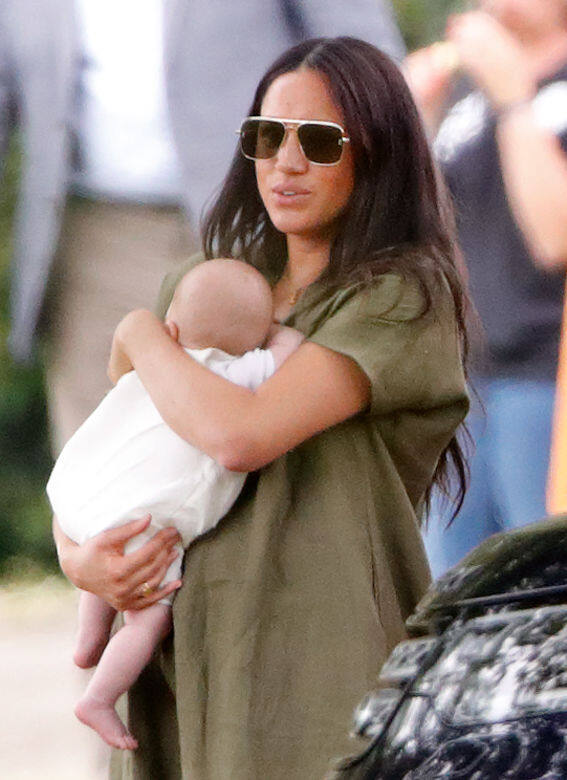 Meghan指自己於7月的某一天正在幫兒子Archie換完尿片時,突然感覺肚子劇烈 Meghan指自己於7月的某一天正在幫兒子Archie換完尿片時,突然感覺肚子劇烈