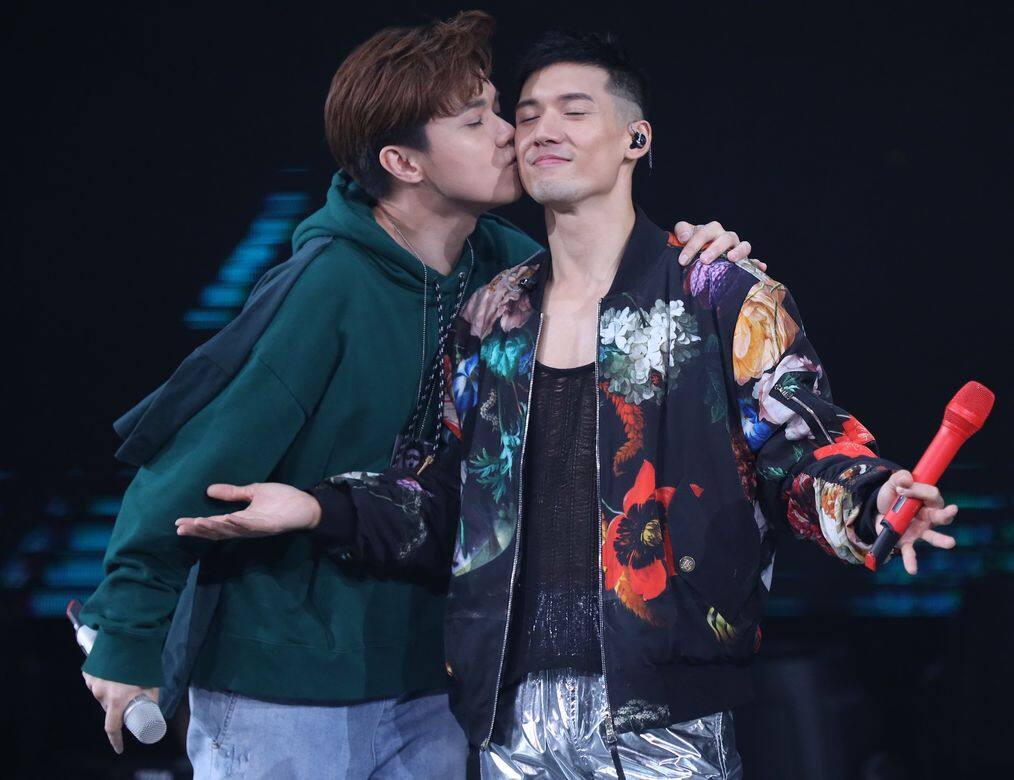 但2019年,本該與張致恒(Steven)以BOYZ身份開紅館演唱會的關智斌,卻因為隊友的 但2019年,本該與張致恒(Steven)以BOYZ身份開紅館演唱會的關智斌,卻因為隊友的