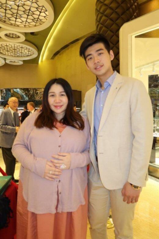 超盈今年29歲,與未婚夫辛奇隆9月誕下女兒辛千覓 超盈今年29歲,與未婚夫辛奇隆9月誕下女兒辛千覓