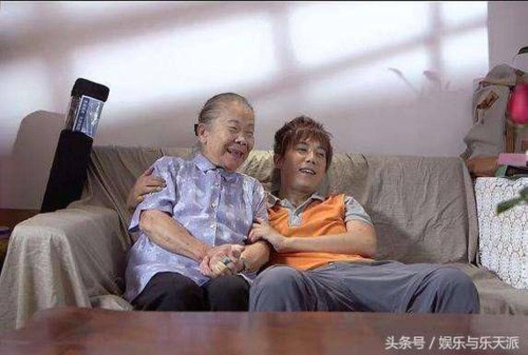 算是半隻腳踏入了演藝圈後,數年後她已被委派做報告新聞、播放唱片及 算是半隻腳踏入了演藝圈後,數年後她已被委派做報告新聞、播放唱片及
