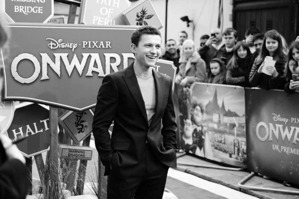 1996年生的Tom Holland,被暱稱為「荷蘭弟」,12歲便主演音樂劇,16歲憑《海嘯奇蹟》拿下 1996年生的Tom Holland,被暱稱為「荷蘭弟」,12歲便主演音樂劇,16歲憑《海嘯奇蹟》拿下
