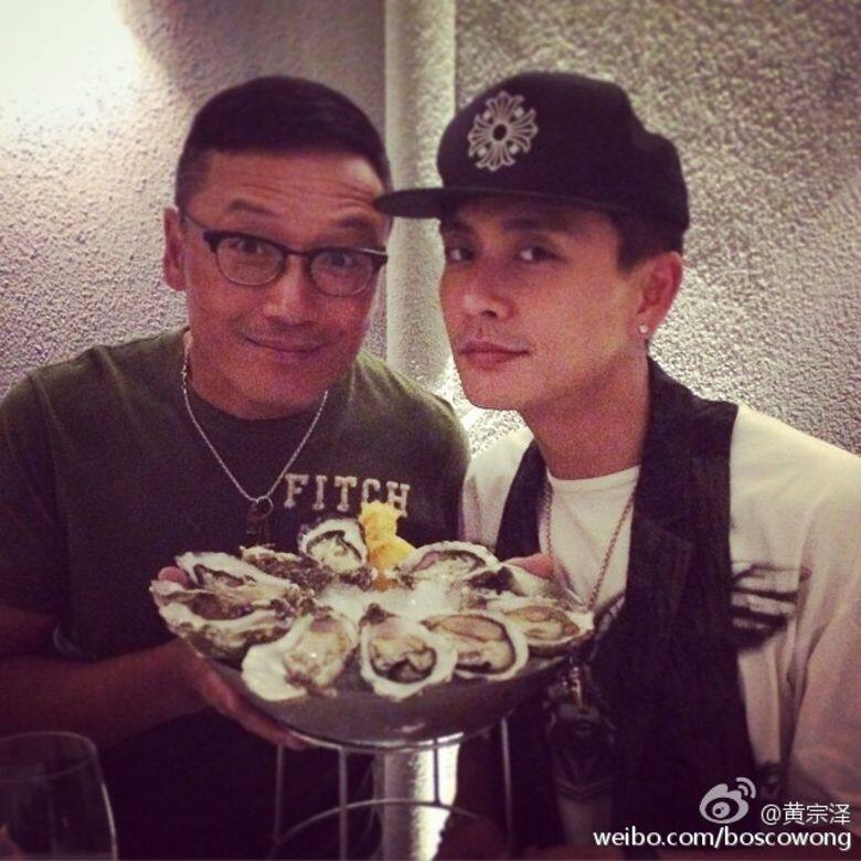年前在九龍城開設蠔吧的黃宗澤,原來已搬進尖沙咀中港城,他表示生意 年前在九龍城開設蠔吧的黃宗澤,原來已搬進尖沙咀中港城,他表示生意