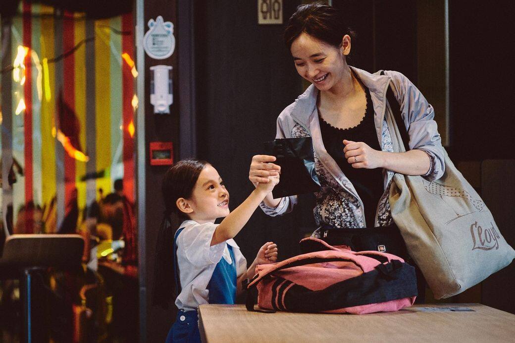 另一麥路人、由劉雅瑟飾演的內地新來港母親,角色更是奇怪至極,好似只 另一麥路人、由劉雅瑟飾演的內地新來港母親,角色更是奇怪至極,好似只