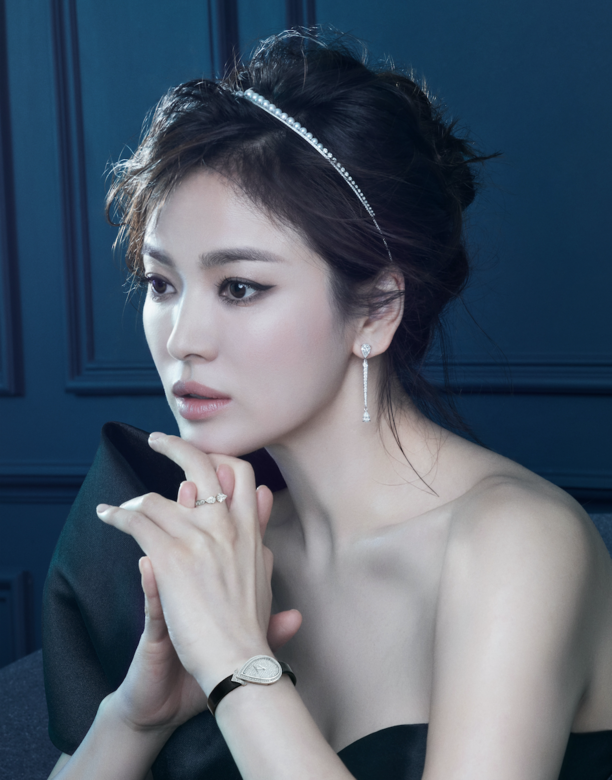 Q:Chaumet Josephine系列彰顯約瑟芬皇后的多個面貌與個性 – 自信、優雅與雍容。你覺得 Q:Chaumet Josephine系列彰顯約瑟芬皇后的多個面貌與個性 – 自信、優雅與雍容。你覺得
