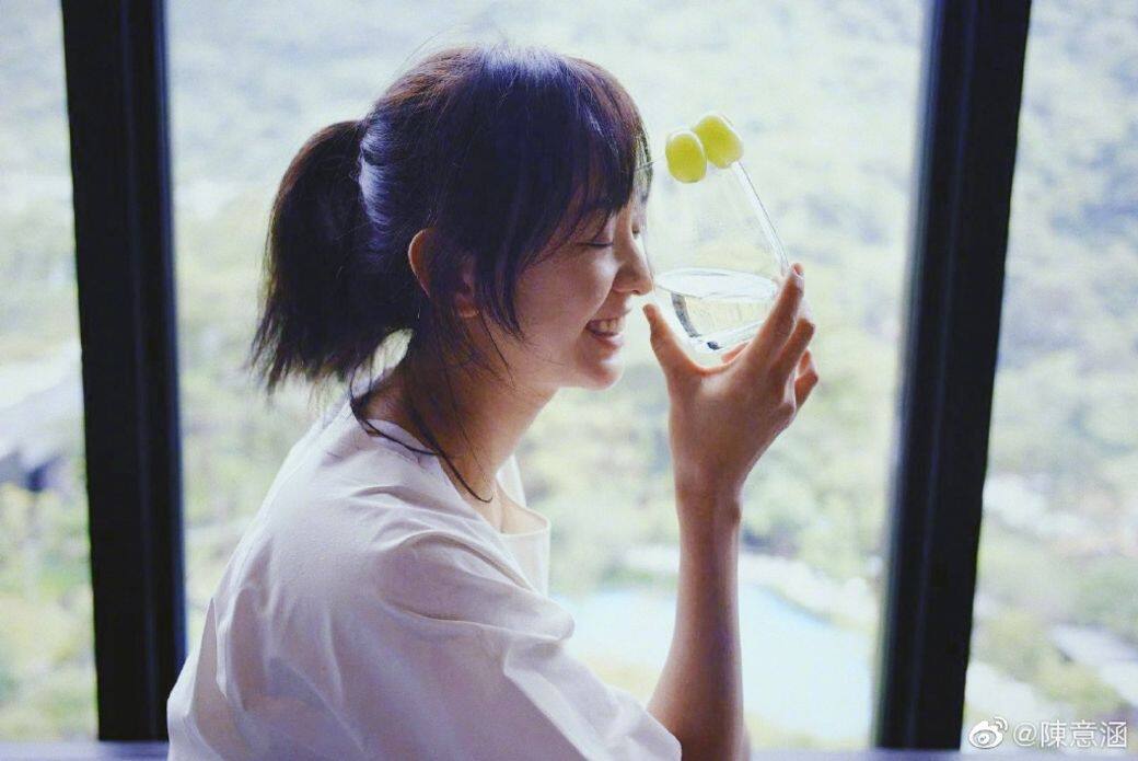 節目中許富翔看着妻子的眼神盡是無比的愛意,而陳意涵亦不禁大讚老公 節目中許富翔看着妻子的眼神盡是無比的愛意,而陳意涵亦不禁大讚老公