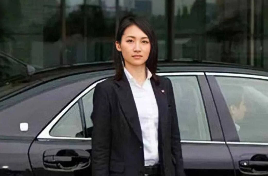 2011年她考入東京警視廳警衛科,年僅23歲的她經過連串考核後,如願成為 2011年她考入東京警視廳警衛科,年僅23歲的她經過連串考核後,如願成為