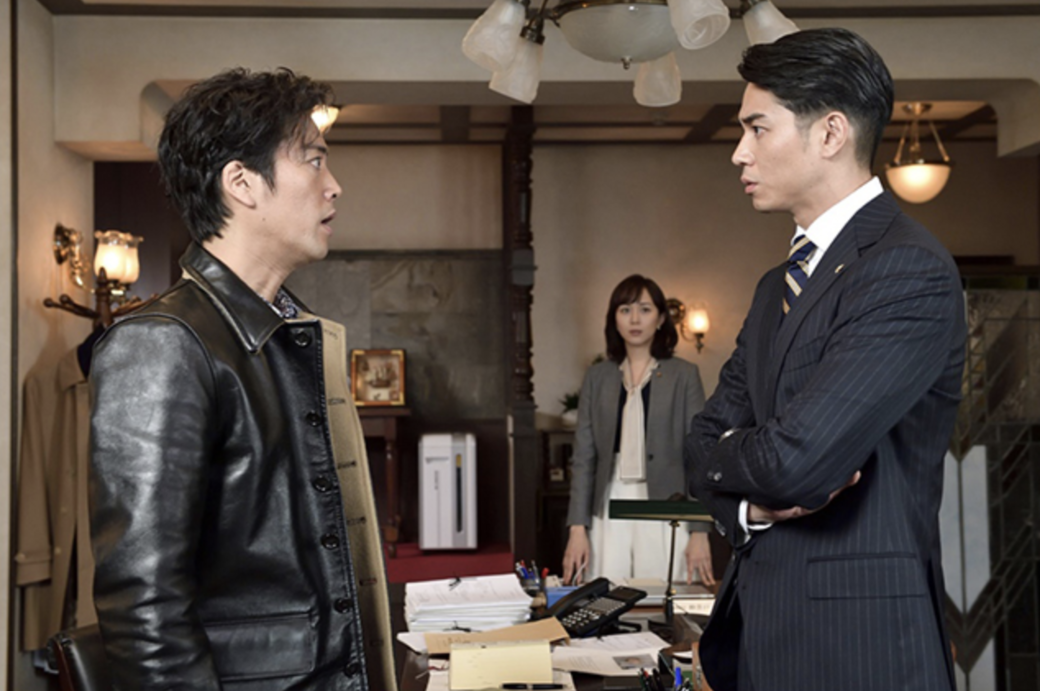 在新劇《刑警與檢察官》中,桐谷健太飾演由體育教師轉行的刑警,東出昌大 在新劇《刑警與檢察官》中,桐谷健太飾演由體育教師轉行的刑警,東出昌大