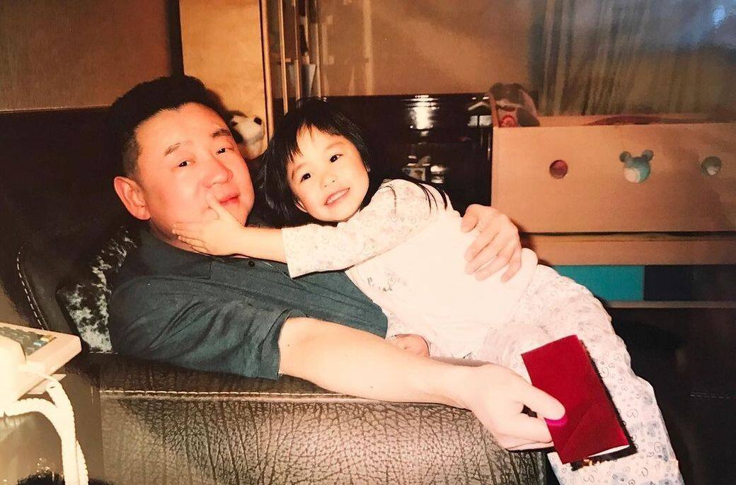 大劉與秀盈的父女情,亦成為多年來話題,父母在她12歲時分手,其後跟隨 大劉與秀盈的父女情,亦成為多年來話題,父母在她12歲時分手,其後跟隨