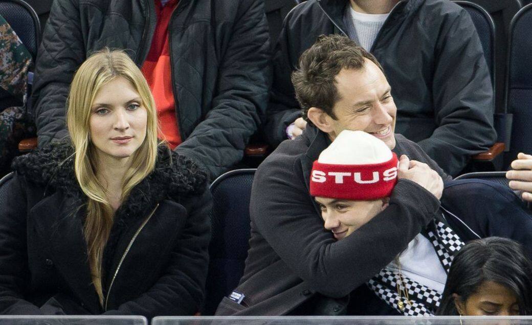 上圖左邊是Jude Law現任妻子Philipa Coan。看到Jude帶著Rafferty去看球賽享受「父子時光」，互