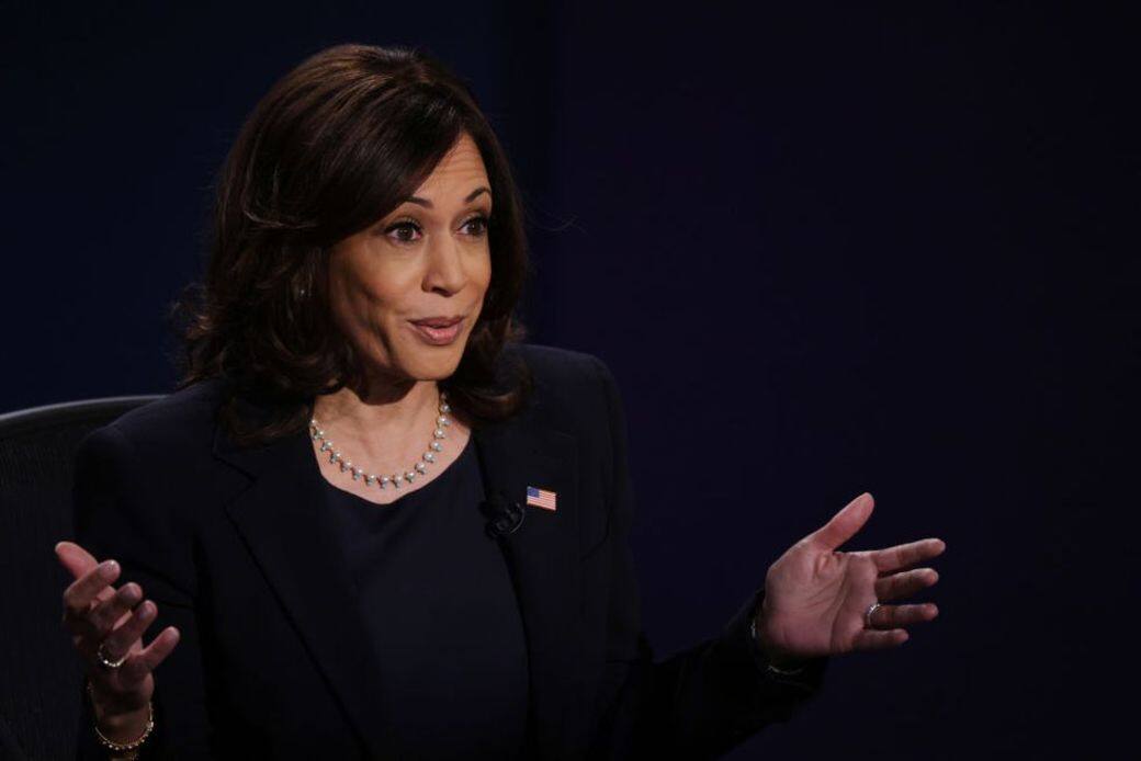 Kamala Harris 自從政以來的穿搭風格,其實都是很簡約而傳統的套裝。但是這樣一 Kamala Harris 自從政以來的穿搭風格,其實都是很簡約而傳統的套裝。但是這樣一