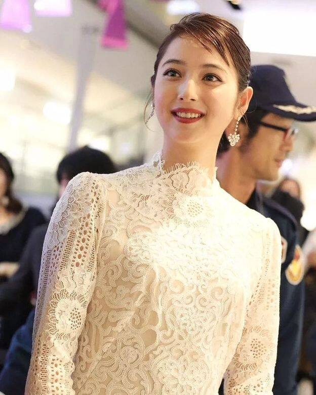 事件爆出後,佐佐木希於Instagram貼出一張全白圖 事件爆出後,佐佐木希於Instagram貼出一張全白圖