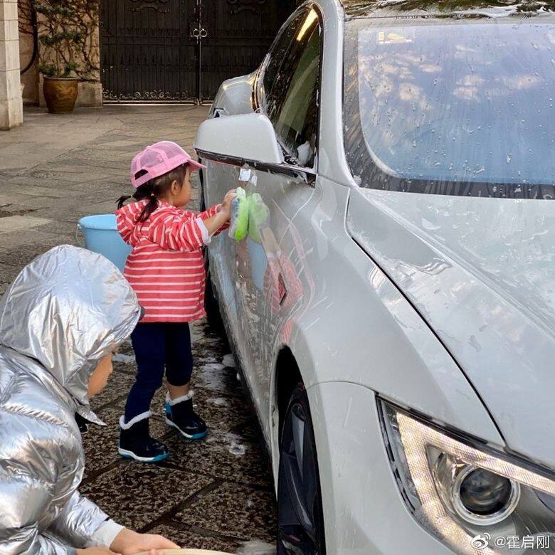 霍家的家庭活動絕對親民: 幫爸爸洗車!洗完車會獎勵妹妹好吃的,哥哥就 霍家的家庭活動絕對親民: 幫爸爸洗車!洗完車會獎勵妹妹好吃的,哥哥就