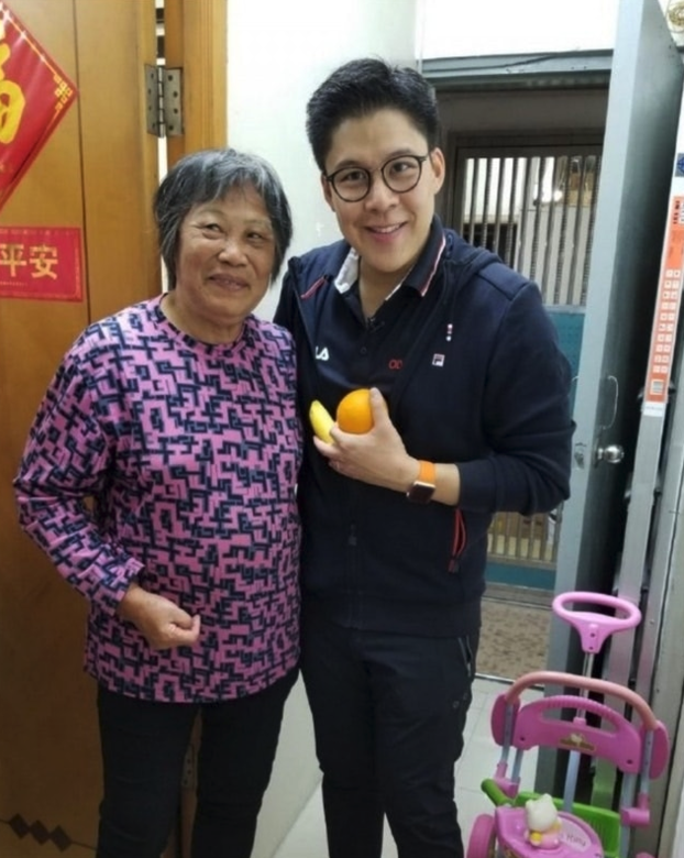 近年內地流行讓富二化「體驗貧窮」的綜藝節目,早前霍啟剛就參與了一個 近年內地流行讓富二化「體驗貧窮」的綜藝節目,早前霍啟剛就參與了一個