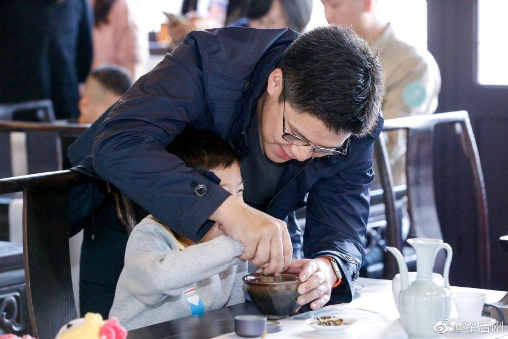 霍啟剛體驗民間疾苦不是新鮮事,記者經常拍到他的慳家行徑:例如買特 霍啟剛體驗民間疾苦不是新鮮事,記者經常拍到他的慳家行徑:例如買特