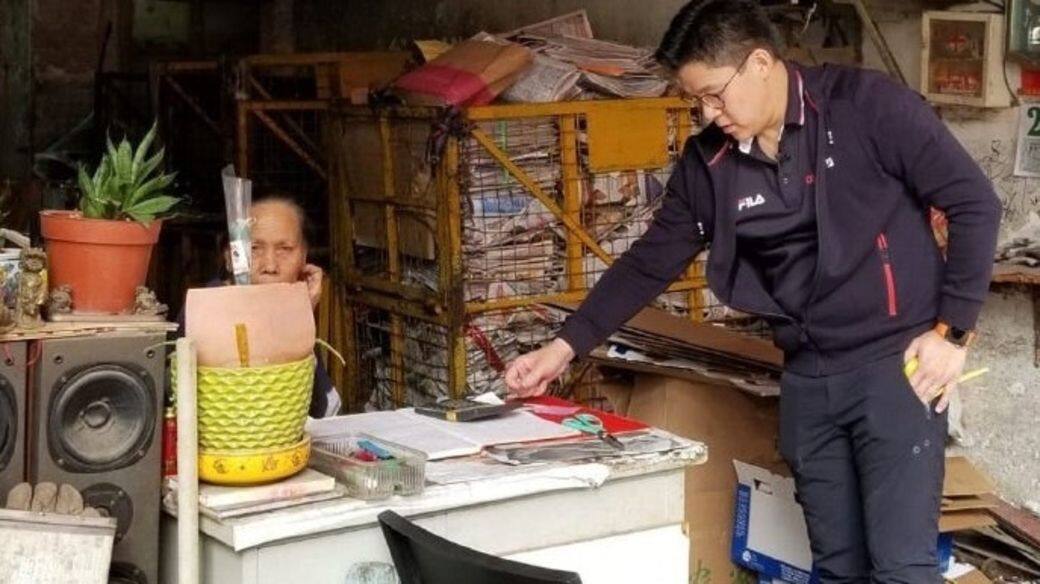 霍啟剛及晶晶甚至出埠都不會帶工人,霍啟剛親自帶老婆仔女出遊回港 霍啟剛及晶晶甚至出埠都不會帶工人,霍啟剛親自帶老婆仔女出遊回港