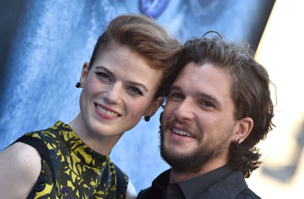 說到這裡,要提提Kit Harington與Rose Leslie的愛情故事了,他們的緋聞於2012年開始甚囂 說到這裡,要提提Kit Harington與Rose Leslie的愛情故事了,他們的緋聞於2012年開始甚囂