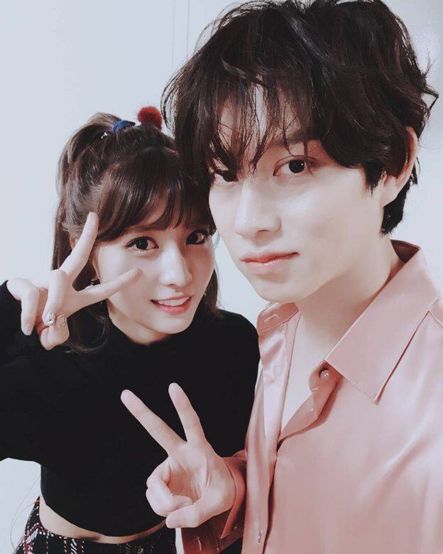 來自Super Junior的金希澈,與來自TWICE的Momo(平井桃)在2020年成為第一對偶像情侶,於 來自Super Junior的金希澈,與來自TWICE的Momo(平井桃)在2020年成為第一對偶像情侶,於
