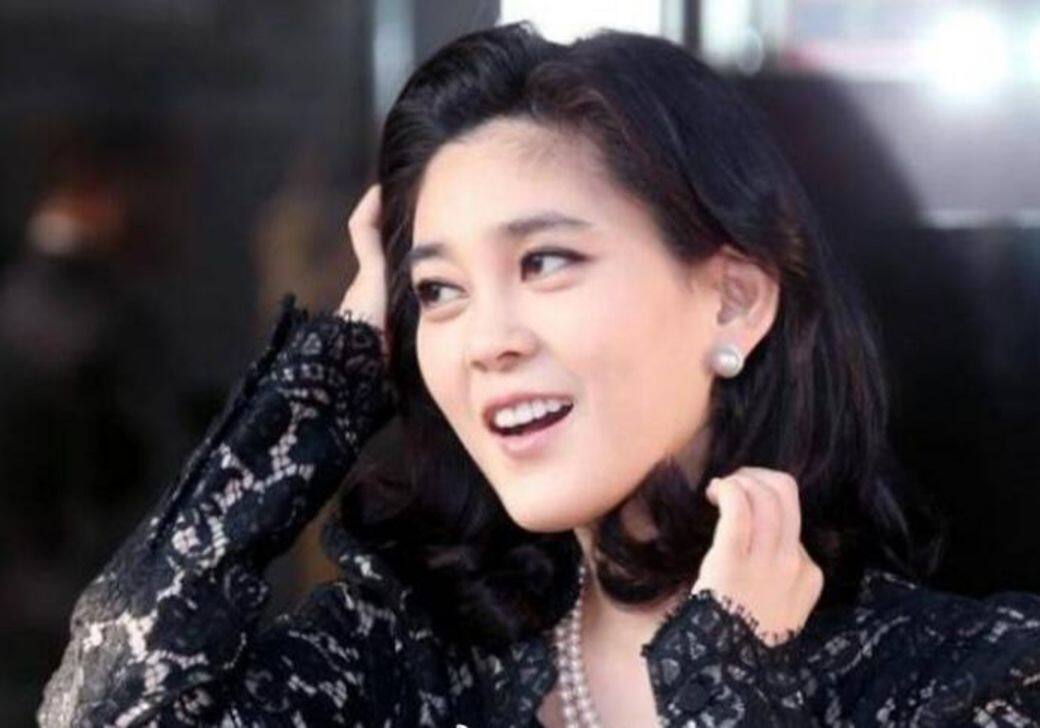 兩人的離婚官司鬧了好一段時間,雙方為爭奪兒子扶養權、財產分配而膠 兩人的離婚官司鬧了好一段時間,雙方為爭奪兒子扶養權、財產分配而膠