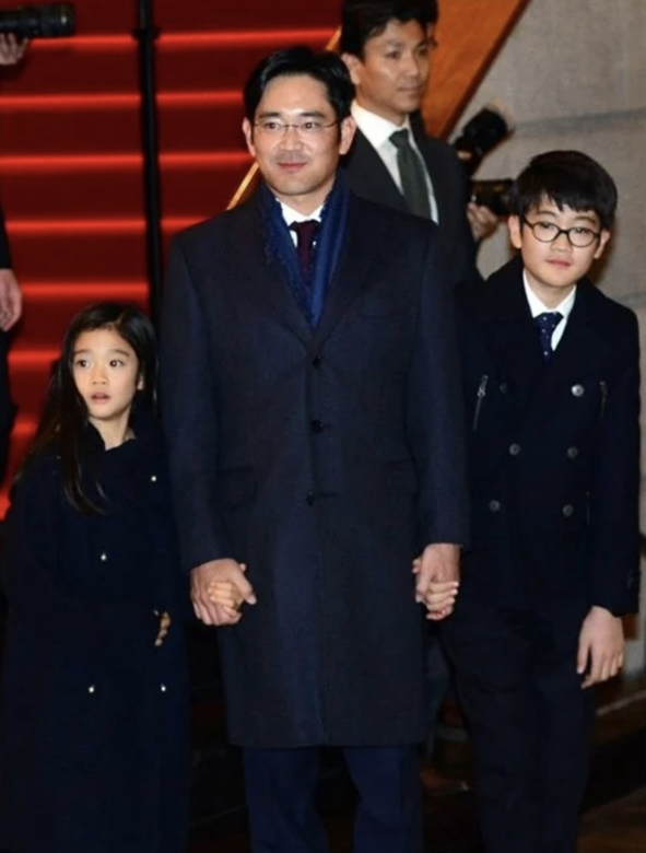 第三位天之驕女是三星第三代小公主李妍賢,她亦是林世玲與李在鎔的 第三位天之驕女是三星第三代小公主李妍賢,她亦是林世玲與李在鎔的