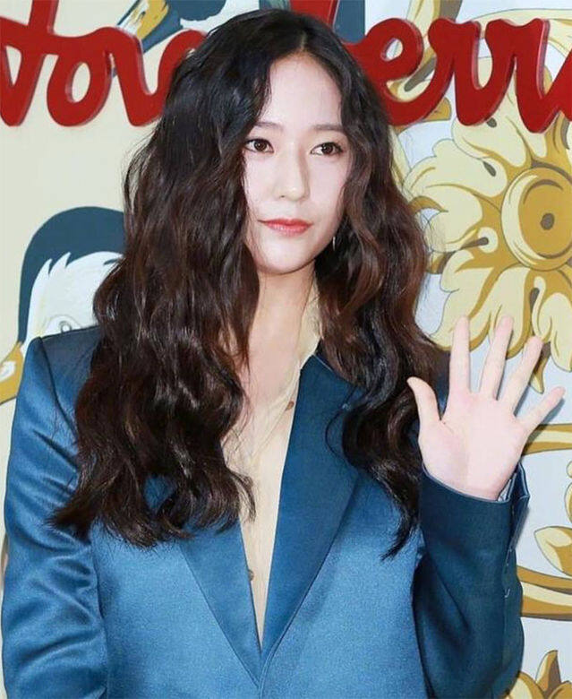 早前Krysta梳了一頭中分的波浪捲髮,身穿意大利品牌Salvatore Ferragamo秋冬系列的西裝 早前Krysta梳了一頭中分的波浪捲髮,身穿意大利品牌Salvatore Ferragamo秋冬系列的西裝