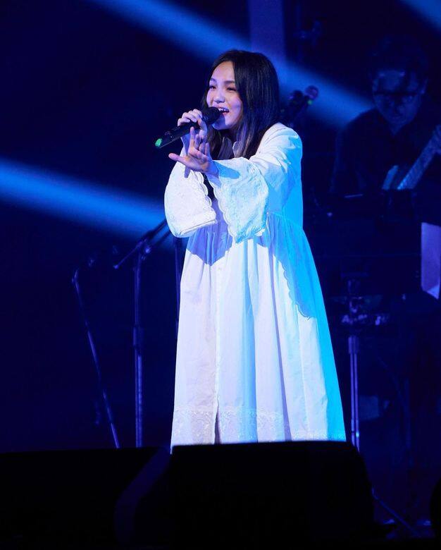 徐佳瑩表演期間在台上與歌迷互動,笑言自己仍未接受「辣媽」這個稱呼:「我 徐佳瑩表演期間在台上與歌迷互動,笑言自己仍未接受「辣媽」這個稱呼:「我