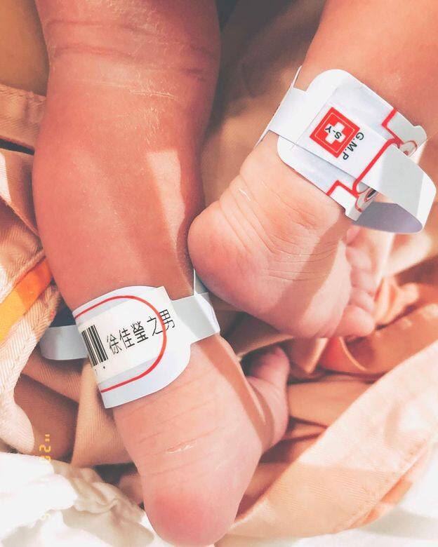 直到日前,徐佳瑩再度在Instagram上發文,簡單一句:「我剛剛⋯⋯⋯生了一個孩子。」配上「小 直到日前,徐佳瑩再度在Instagram上發文,簡單一句:「我剛剛⋯⋯⋯生了一個孩子。」配上「小