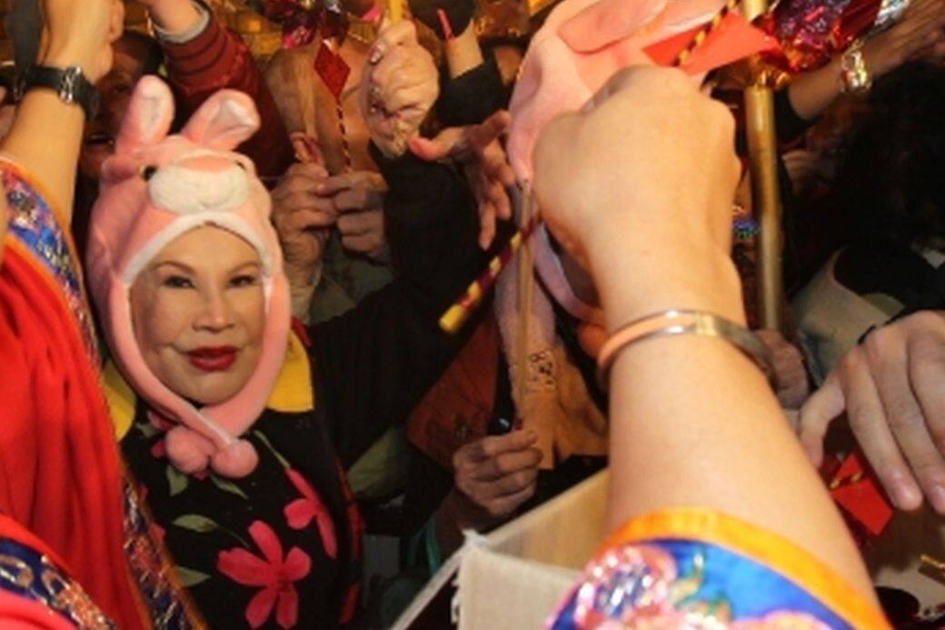 兔年不可以吃兔兔,但夏蕙姨扮兔兔卻仍舊可愛!雖然這年造型重點只在 兔年不可以吃兔兔,但夏蕙姨扮兔兔卻仍舊可愛!雖然這年造型重點只在