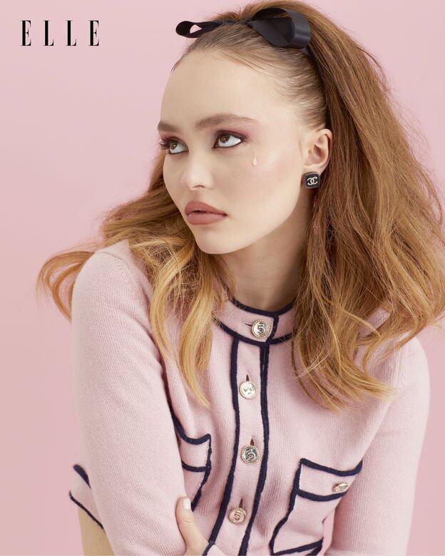 ELLE:CHANEL 很早就出現在你的生命裡,你對品牌藝術 總監 Virginie Viard 的印象如何?Lily-Rose ELLE:CHANEL 很早就出現在你的生命裡,你對品牌藝術 總監 Virginie Viard 的印象如何?Lily-Rose