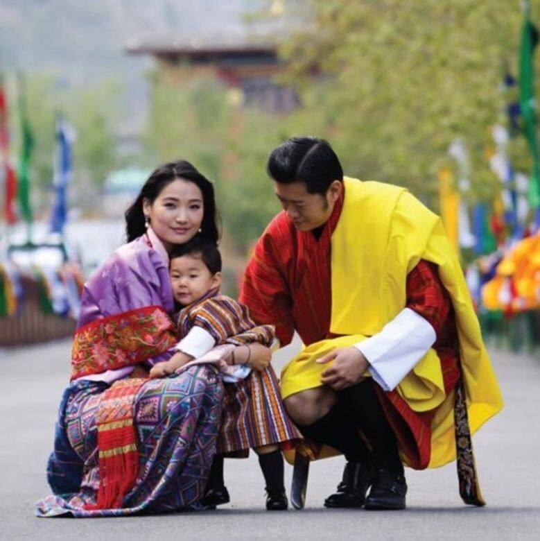 王后產後休息一個月左右,便又就跟著國王再次四處出訪,現在更從兩個 王后產後休息一個月左右,便又就跟著國王再次四處出訪,現在更從兩個