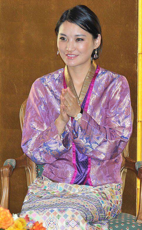 說起這位90後的年輕王后,許多媒體都在前面冠以「平民王后」的稱號,可是 說起這位90後的年輕王后,許多媒體都在前面冠以「平民王后」的稱號,可是