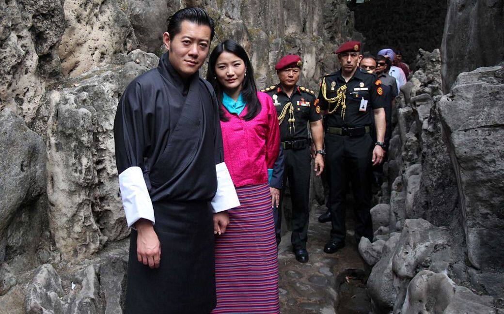 當年一個17歲、一個7歲,兩人在一次野餐旅行巧遇,佩瑪走到旺楚克面前 當年一個17歲、一個7歲,兩人在一次野餐旅行巧遇,佩瑪走到旺楚克面前