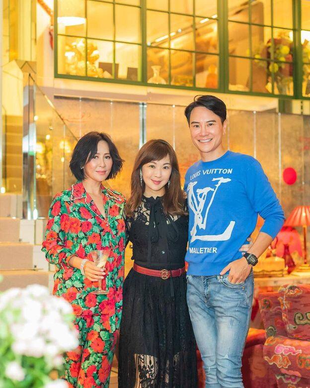 身為「女王」,劉嘉玲坐擁市值億元豪宅,經常大宴親朋,儼如私人會所;公關好 身為「女王」,劉嘉玲坐擁市值億元豪宅,經常大宴親朋,儼如私人會所;公關好