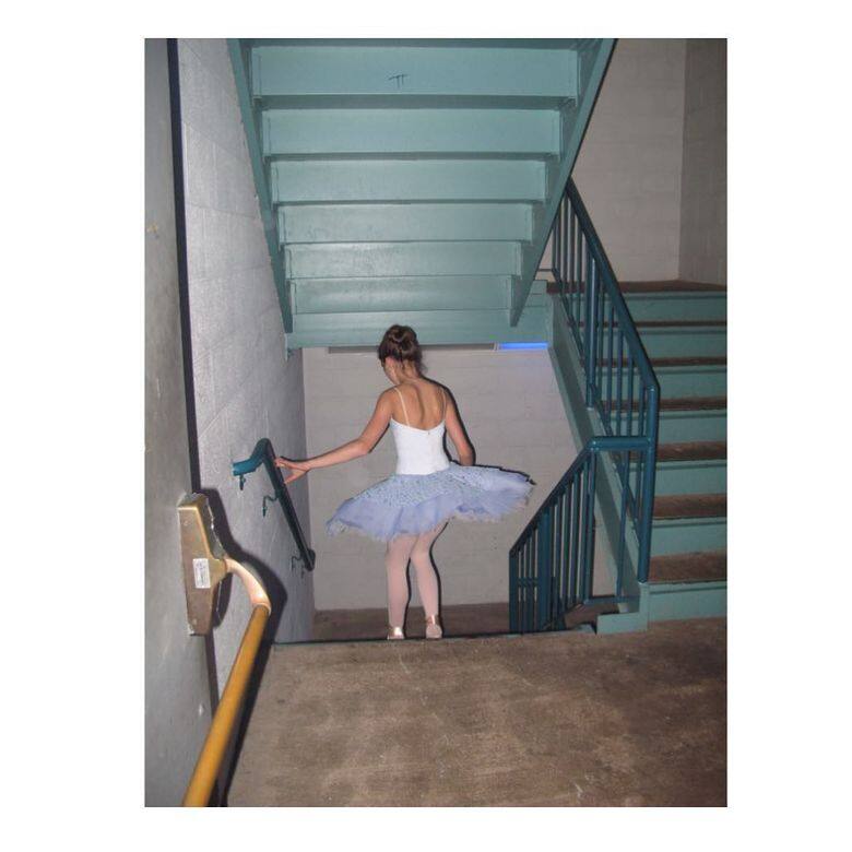 Margaret Qualley從小習舞,更曾在America Ballet Theatre學習芭蕾舞16歲時她獲得North Carolina Dance Theatre的取錄 Margaret Qualley從小習舞,更曾在America Ballet Theatre學習芭蕾舞16歲時她獲得North Carolina Dance Theatre的取錄