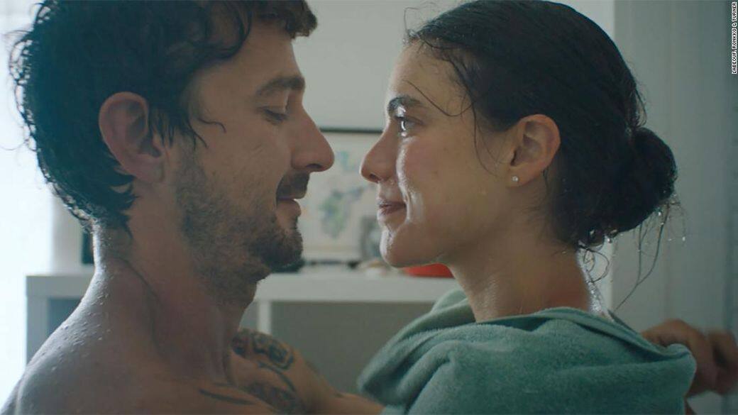 Margaret Qualley在演出姐姐Rainey Qualley的歌曲〈Love Me Like You Hate Me〉MV,與《變型金剛》男主角Shia LaBeouf有 Margaret Qualley在演出姐姐Rainey Qualley的歌曲〈Love Me Like You Hate Me〉MV,與《變型金剛》男主角Shia LaBeouf有