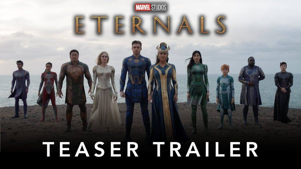 《永恆族》(Eternals) 由剛獲得奧斯卡最佳導演獎的華裔導演「趙婷」執導,並宣布女主角由曾出演《Marvel隊長》(Captain Marvel)、《我的超豪男友》(Crazy Rich Asians) 的華裔女演員陳靜(Gemma Chan)擔任「瑟西」(Sersi) 一角,與《權力遊戲》(Game of Thrones) 的理察麥登(Richard Madden)飾演的「伊格瑞斯」(Ikaris)共譜跨世紀戀曲。影后安潔莉娜裘莉(Angelina Jolie)飾演「席娜」(Sheena),與南韓知名演員馬東石飾演的「吉爾伽美什」(Gilgamesh),他們是天神族創造出具有超級能力卻基因不穩定的外星種族,他們被遣往地球並在這裡秘密生活了7000年以上,守護著人類。 上映時間:2021.11.5 《永恆族》(Eternals) 由剛獲得奧斯卡最佳導演獎的華裔導演「趙婷」執導,並宣布女主角由曾出演《Marvel隊長》(Captain Marvel)、《我的超豪男友》(Crazy Rich Asians) 的華裔女演員陳靜(Gemma Chan)擔任「瑟西」(Sersi) 一角,與《權力遊戲》(Game of Thrones) 的理察麥登(Richard Madden)飾演的「伊格瑞斯」(Ikaris)共譜跨世紀戀曲。影后安潔莉娜裘莉(Angelina Jolie)飾演「席娜」(Sheena),與南韓知名演員馬東石飾演的「吉爾伽美什」(Gilgamesh),他們是天神族創造出具有超級能力卻基因不穩定的外星種族,他們被遣往地球並在這裡秘密生活了7000年以上,守護著人類。 上映時間:2021.11.5
