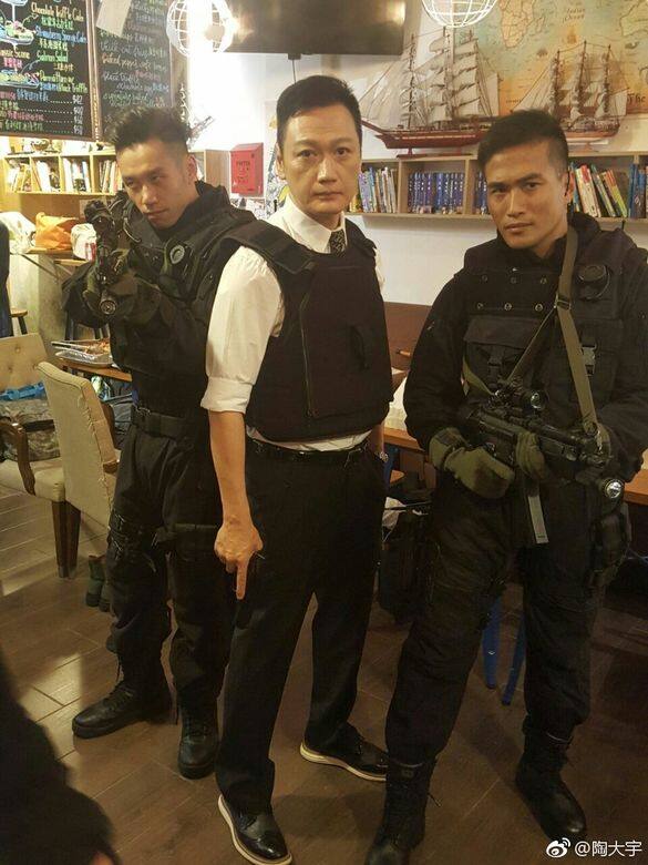 再之後呢,又多接了一個經典劇,在戲中演警察張大勇。由於《壹號皇庭》和《刑 再之後呢,又多接了一個經典劇,在戲中演警察張大勇。由於《壹號皇庭》和《刑