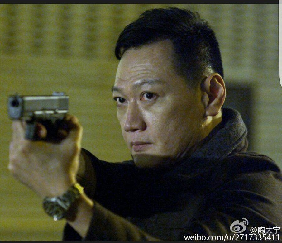 日間是中醫師,夜晚變成成日鬧人的黑幫人物。其實兩個角色對於大宇迷 日間是中醫師,夜晚變成成日鬧人的黑幫人物。其實兩個角色對於大宇迷