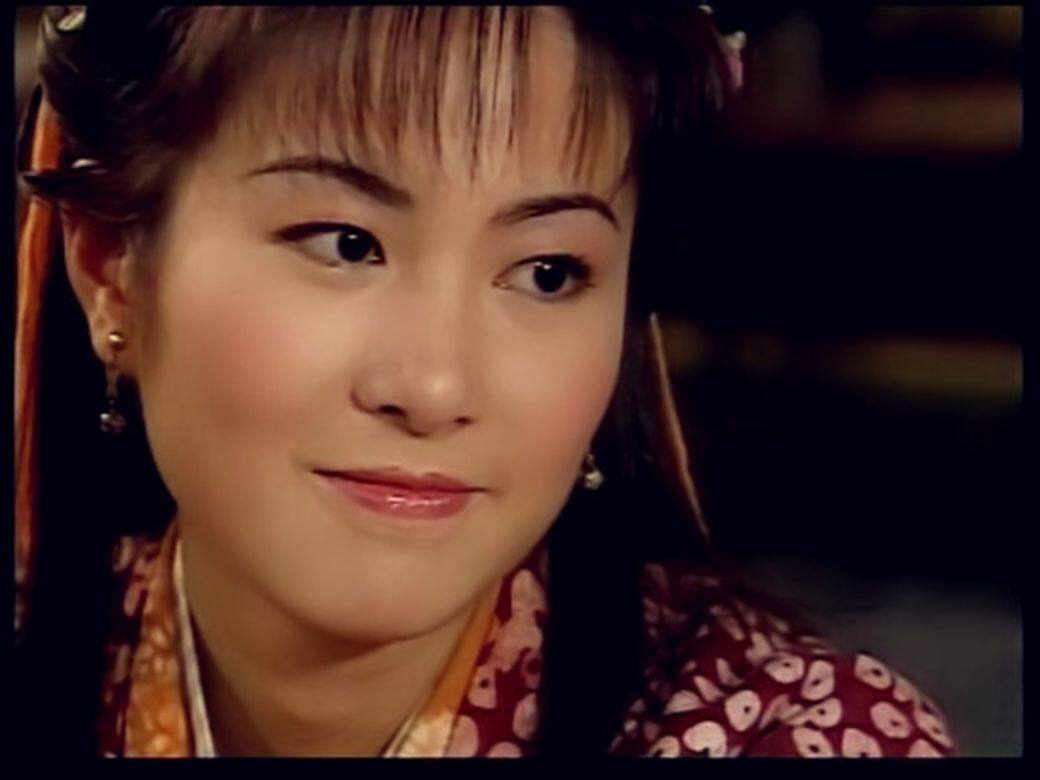 葉璇於99年參加國際中華小姐摘冠後加入TVB,第一部劇《廟街•媽•兄弟》已經 葉璇於99年參加國際中華小姐摘冠後加入TVB,第一部劇《廟街•媽•兄弟》已經