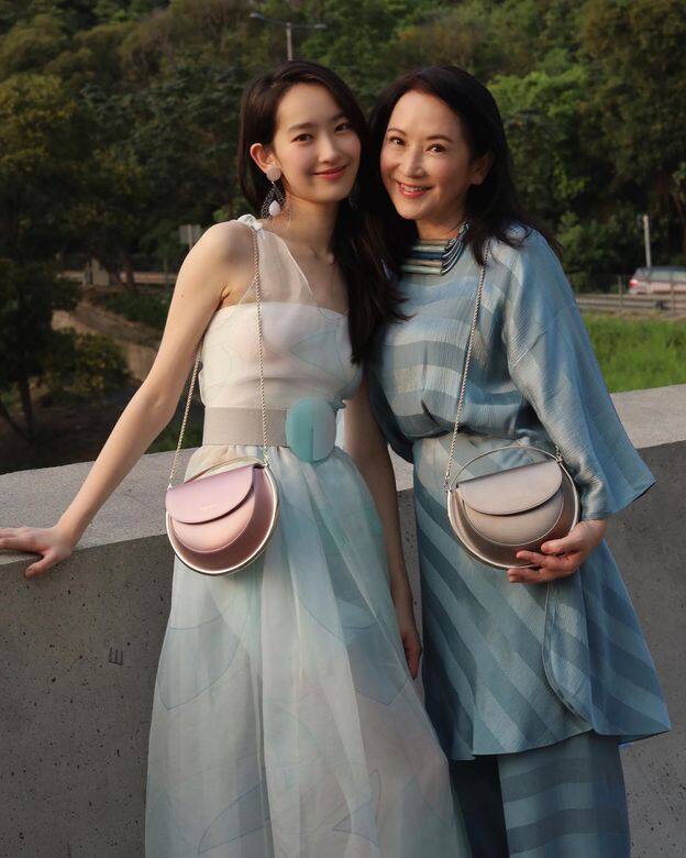 龔慈恩女兒林愷鈴現年22歲,她走氣質路線,被指酷似允兒、朴信惠及吳佩 龔慈恩女兒林愷鈴現年22歲,她走氣質路線,被指酷似允兒、朴信惠及吳佩