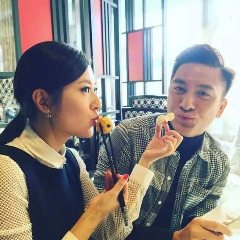 兩人多次被影到駕車外出,更不時換位輪流做司機 兩人多次被影到駕車外出,更不時換位輪流做司機