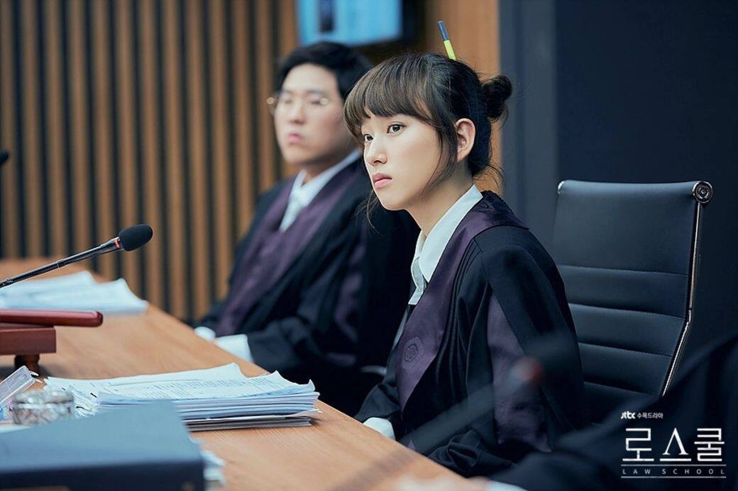 《至上之法》由《耀眼》金錫允導演與《李判史判》徐仁編劇合作創作,備受矚目。前 《至上之法》由《耀眼》金錫允導演與《李判史判》徐仁編劇合作創作,備受矚目。前
